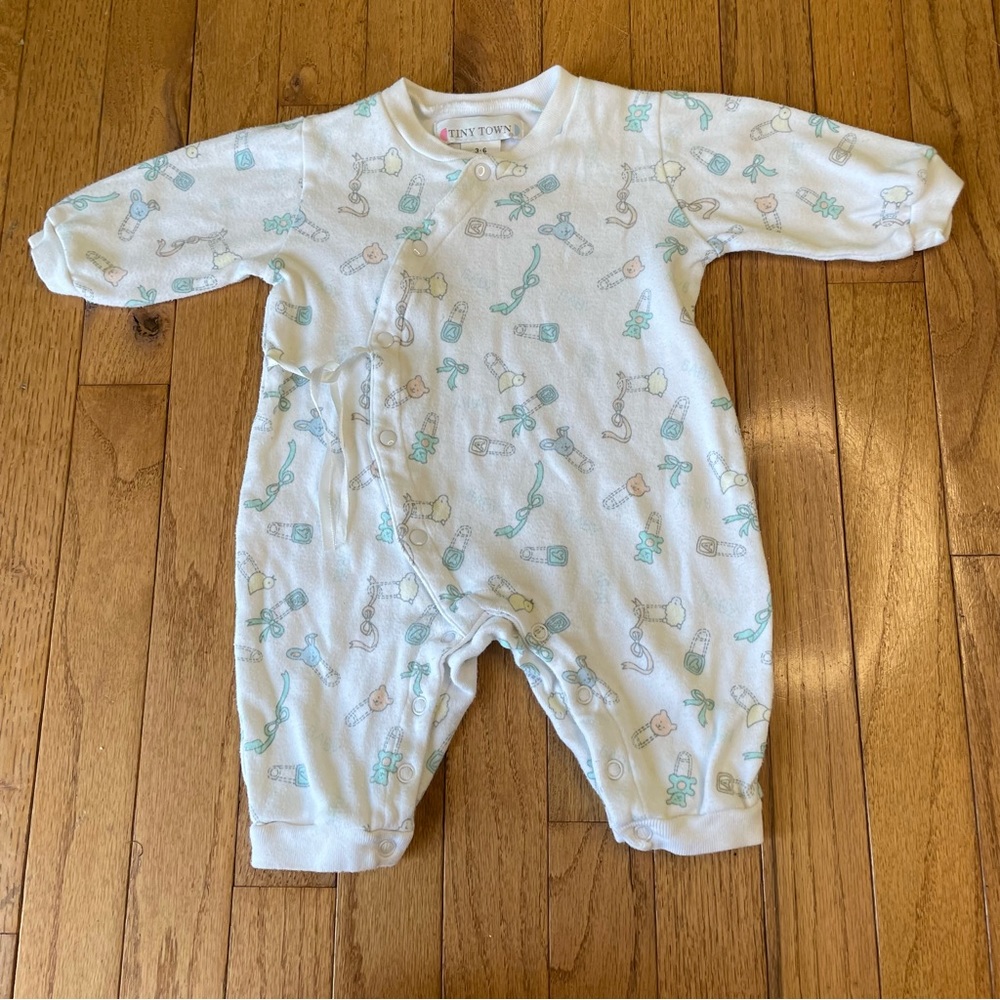 TINY TOWN DUCK TEDDY BEAR PIN GRAPHIC PRINT ONESIE PAJAMAS SIZE 3/6 MONTHS